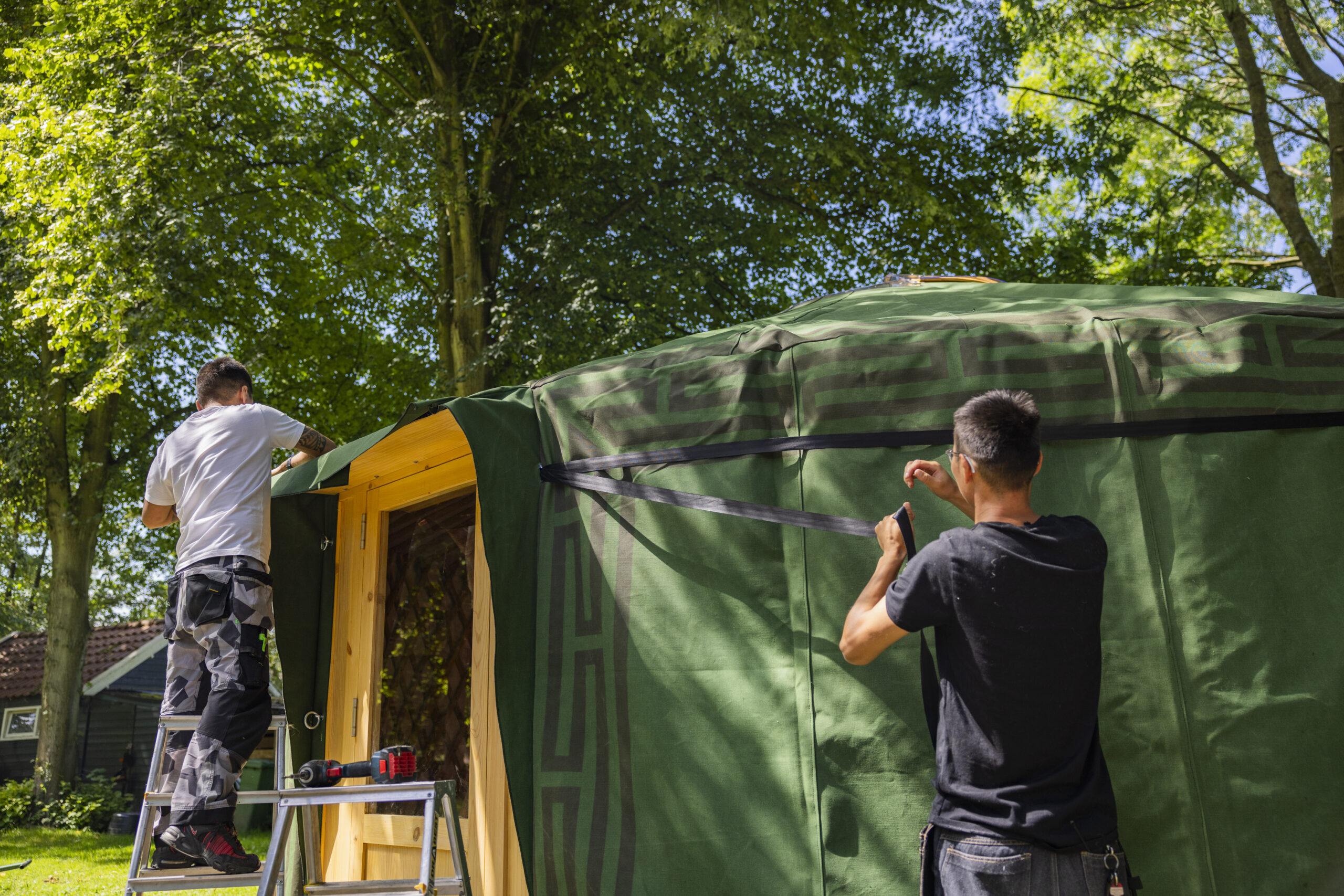 ZenYurt in opbouw, groene omgeving